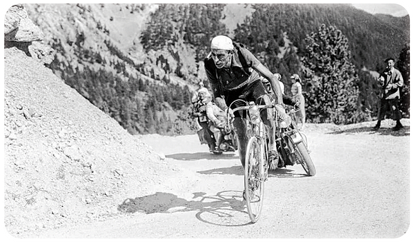 Illustration : Fausto Coppi passe seul en tête au sommet de l'Izoard (25 juillet 1951)