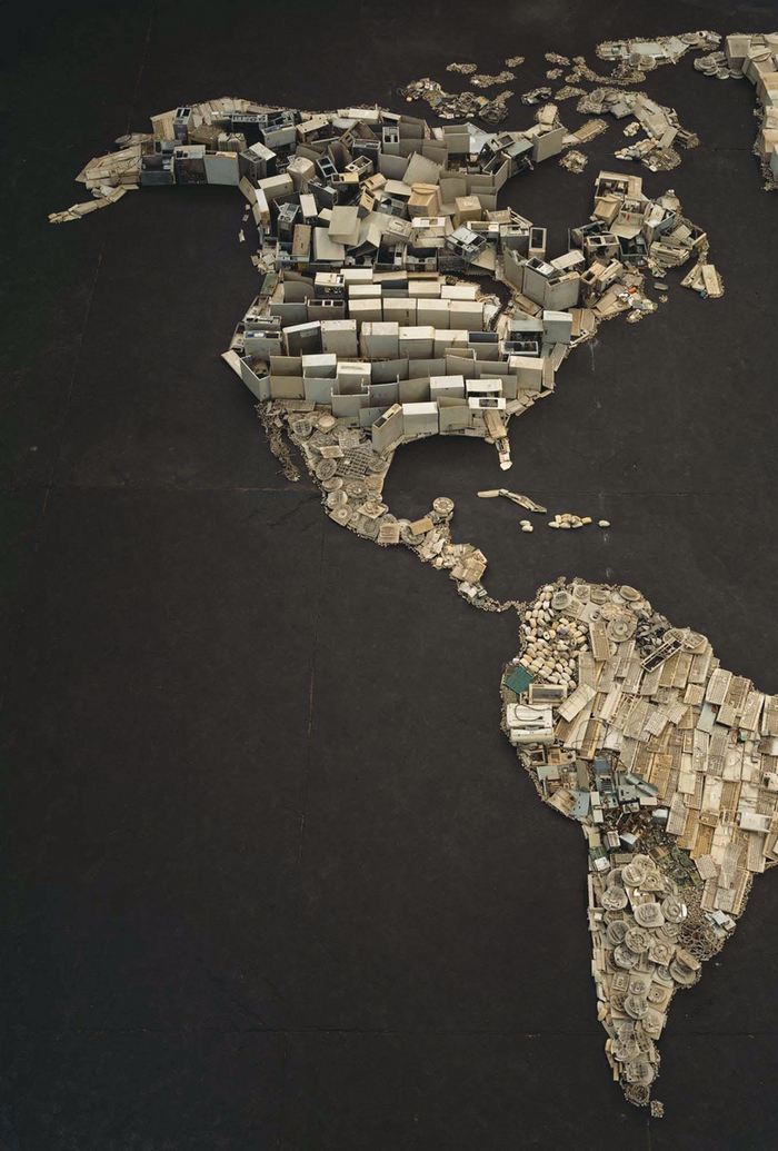 Photo : www (World Map), pictures of Junk, 2008 de Vik Muniz