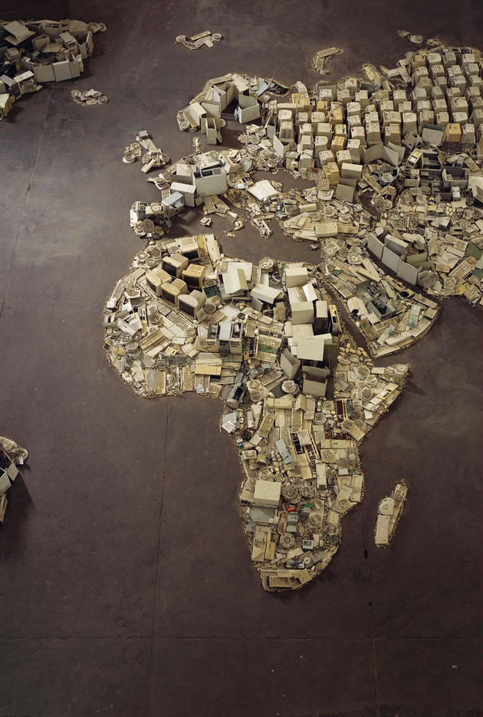 Photo : www (World Map), pictures of Junk, 2008 de Vik Muniz