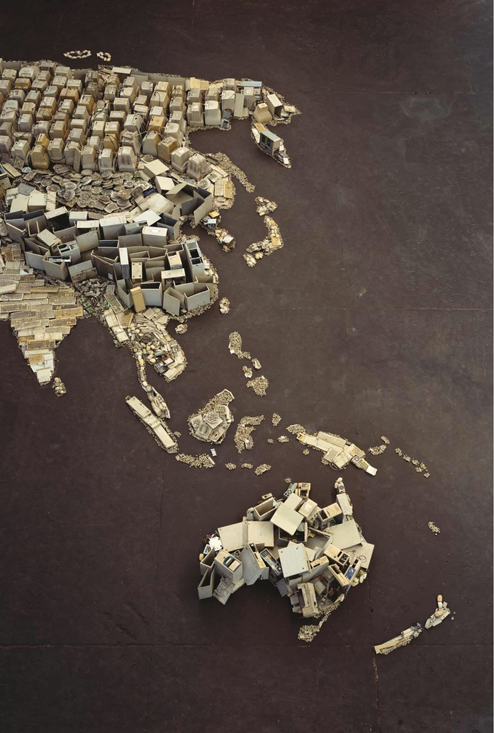 Photo : www (World Map), pictures of Junk, 2008 de Vik Muniz