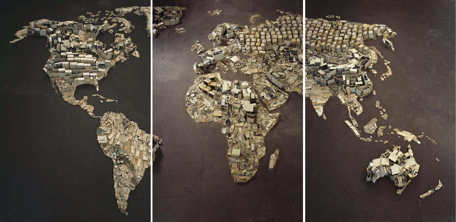 Photo : www (World Map), pictures of Junk, 2008 de Vik Muniz