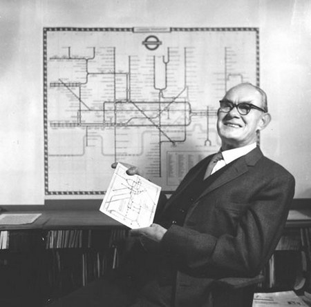 Photo : Harry Beck devant sa création cartographique (photo © Ken Garland)